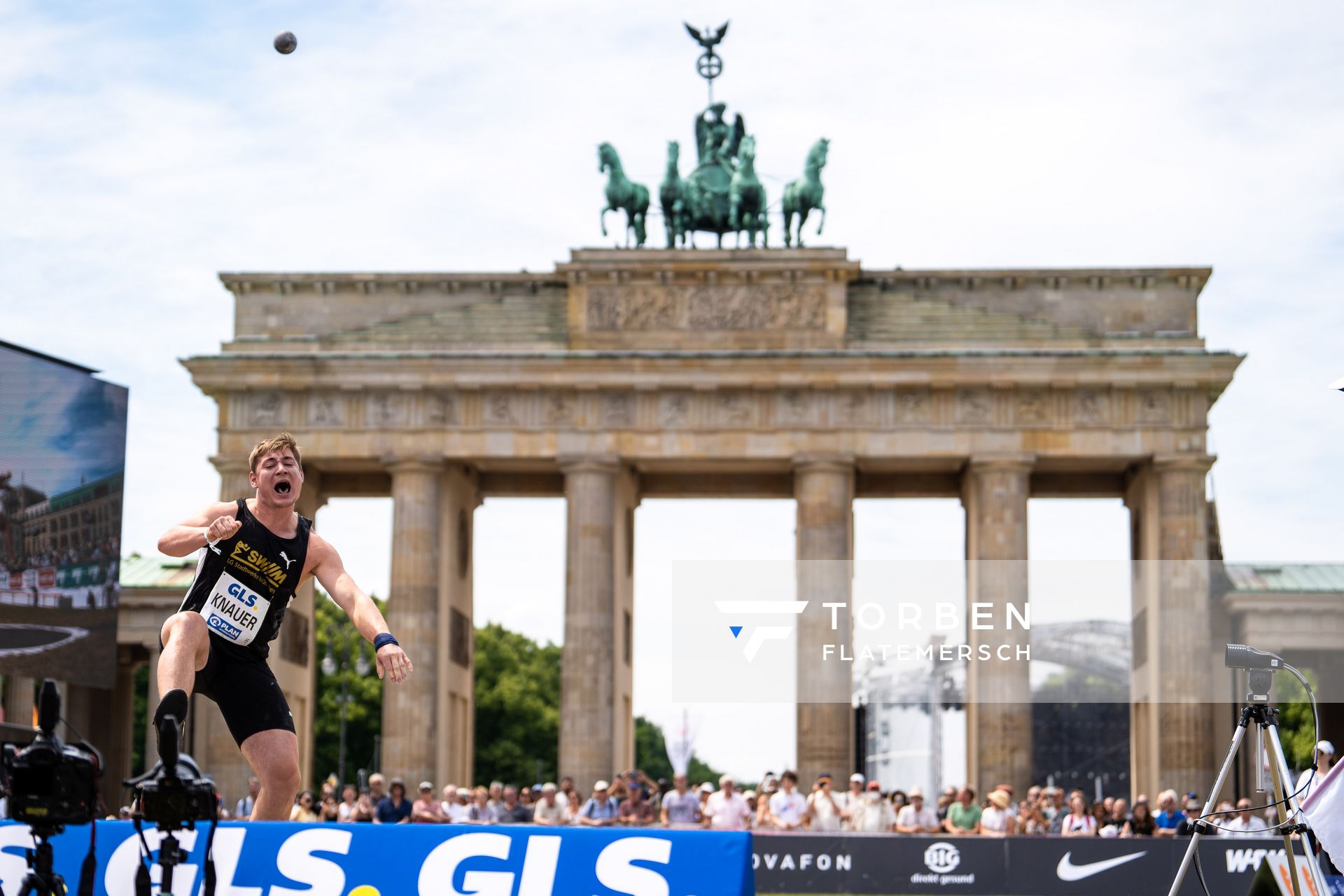 Martin Knauer (LG Stadtwerke Muenchen) beim Kugelstossen waehrend der deutschen Leichtathletik-Meisterschaften auf dem Pariser Platz am 24.06.2022 in Berlin